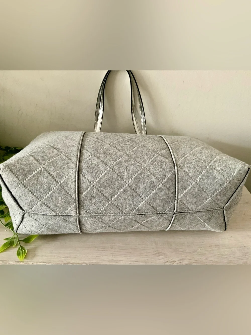 TORY BURCH BLOCK T FELT TOTE W/SILVER LEATHER POUCH EXC CONDITION